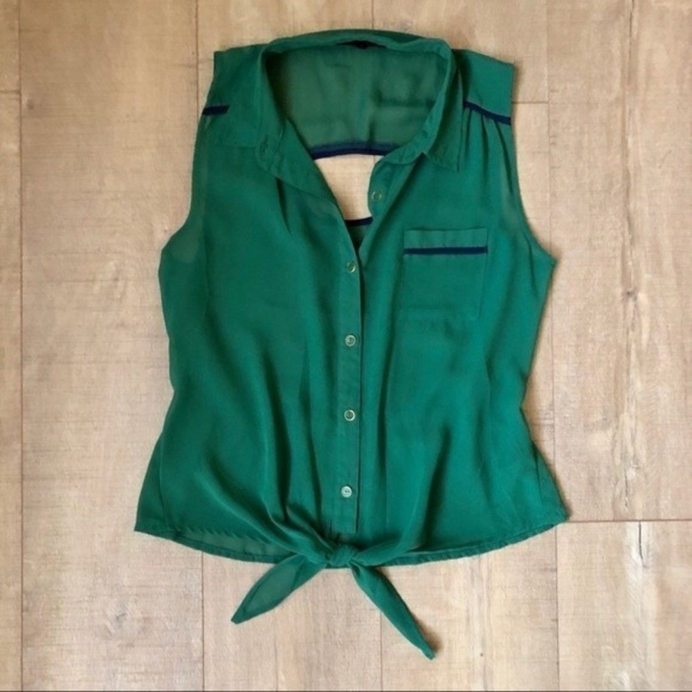 Green sleeveless button-up blouse